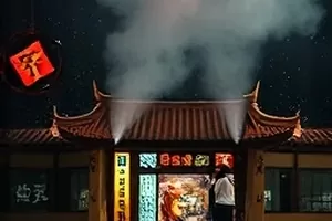 《老巷理发店》剧照，转椅上搭着白围布与墙上的旧挂钟