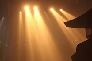 《山海拾遗录》剧照,云雾山谷间的石阶与缠绕的藤蔓