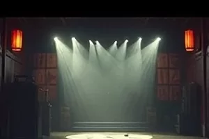 《钢琴师的最后一课》剧照,琴房里掀开琴盖的立式钢琴