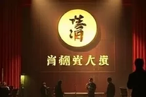 《雾港来信》剧照,雨夜码头边的绿色邮筒与昏黄路灯