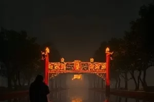 《第七次日落》剧照,小镇屋顶上被夕阳染红的晾衣绳