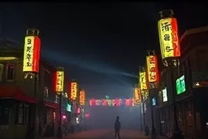 《长夜巡灯人》剧照,凌晨街边亮着灯的路灯检修车