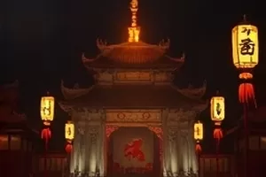 《经纬之间》剧照,山脊上的测绘三角架与摊开的地形图